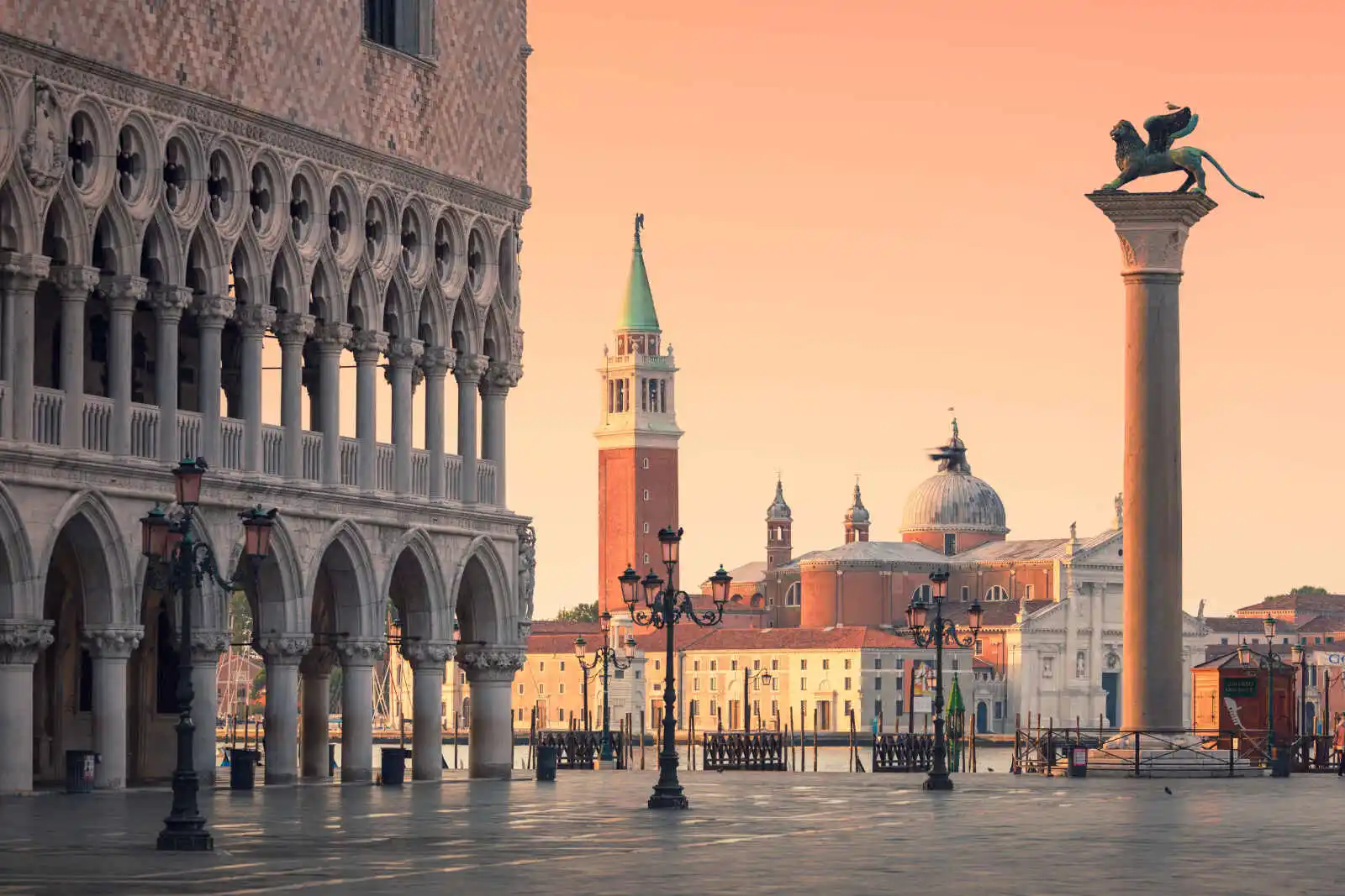 Piazza San Marco avec l'Église San Giorgio Maggiore et la colonne de Saint-Marc, Venise, Italie