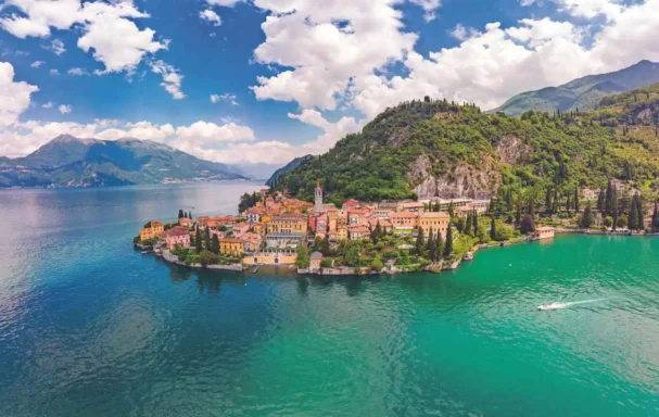 Vue sur la ville de Varenna, au bord du lac de Côme, Lombardie