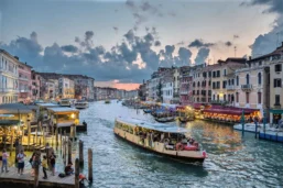 Embarcadères et bateaux sur le Grand Canal, Venise, Vénétie