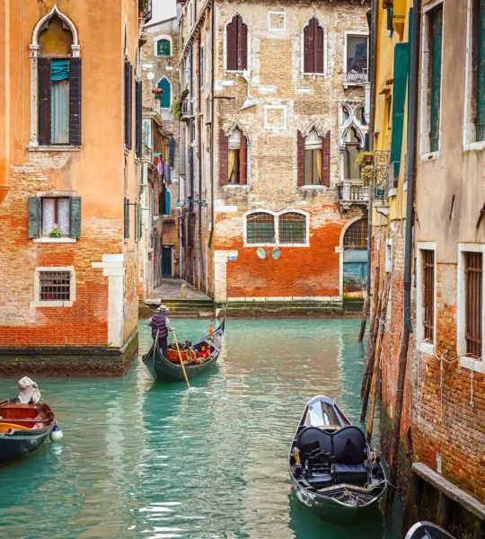 Gondoles dans un canal étroit, Venise