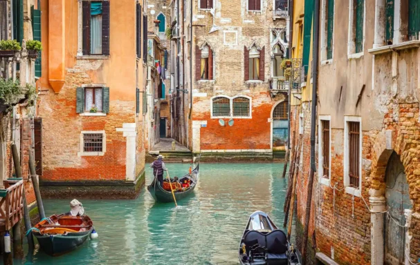 Gondoles dans un canal étroit, Venise