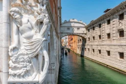 Pont des soupirs entre le Palais des Doges et la prison Prigioni Nuove, Venise