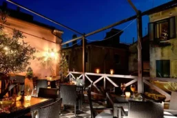 Terrasse du bar de l'hôtel de nuit, hôtel Ca' dei Conti