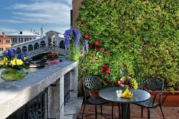 Terrasse et vue sur le pont du Rialto, hôtel Rialto, Venise, Vénétie, Italie