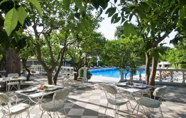 Piscine et restaurant, Grand Hotel Cocumella, Sorrente, Campanie, Italie