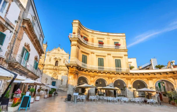 © Piazza Plebiscito et la Basilique San Martino, Martina Franca, Pouilles