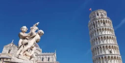 Sculpture et Tour de Pise, place Miracoli, Pise, Italie