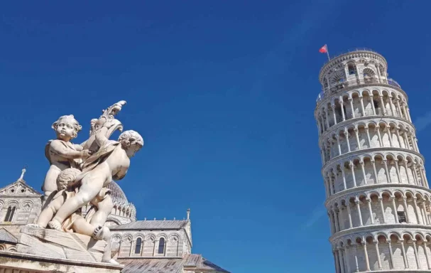 Sculpture et Tour de Pise, place Miracoli, Pise, Italie