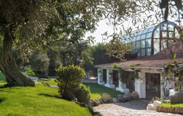 Restaurant vue jardin, Masseria Il Melograno,Monopoli Il Melograno, Pouilles, Italie