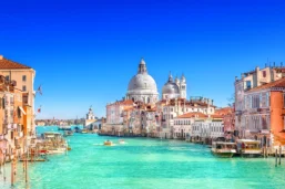 Grand canal, basilique Santa Maria della Salute, Venise, Italie