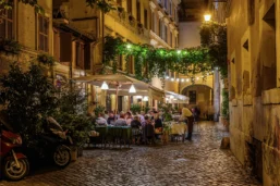 Ruelle de nuit, quartier de Trastevere, Rome, Italie