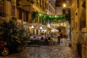 Ruelle de nuit, quartier de Trastevere, Rome, Italie