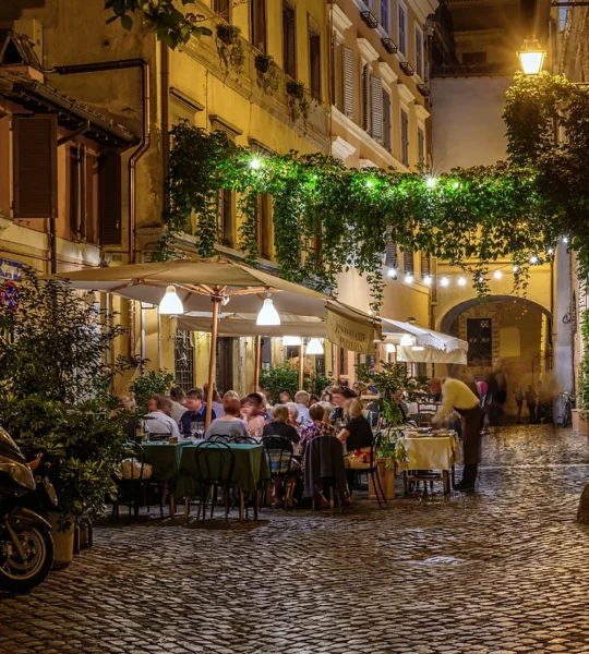 Ruelle de nuit, quartier de Trastevere, Rome, Italie
