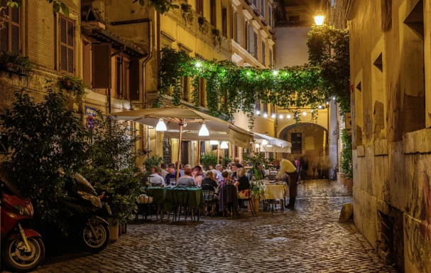 Ruelle de nuit, quartier de Trastevere, Rome, Italie