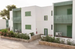 Façade des chambres, Porto Giardino, Pouilles, Italie