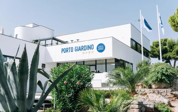 Façade, Porto Giardino, Pouilles, Italie