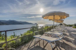 Transats et vue sur la mer, Mangia's Pollina Resort, Sicile