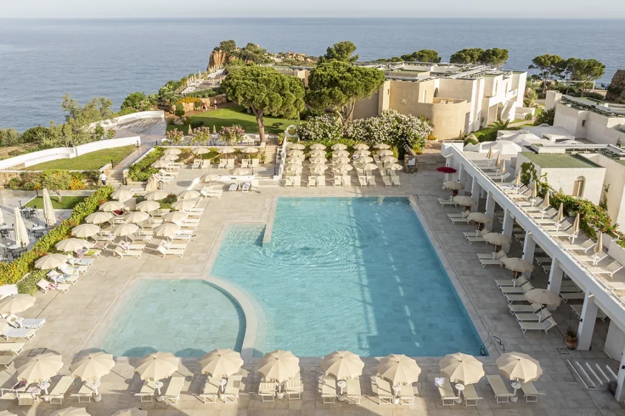 Vue aérienne de la piscine, Mangia's Pollina Resort, Sicile