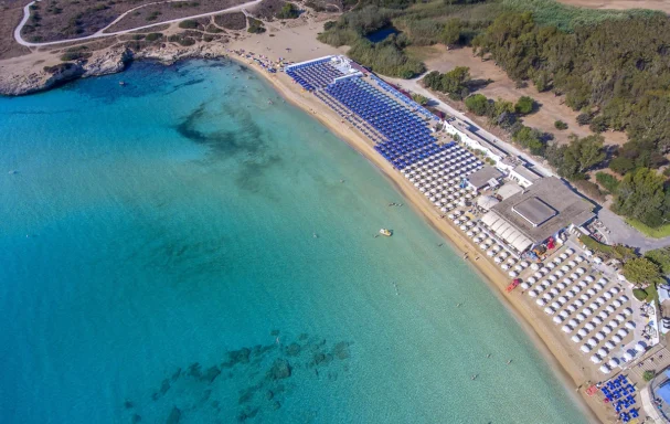 Vue aérienne de la plage de l'hôtel, VOI Arenella Resort