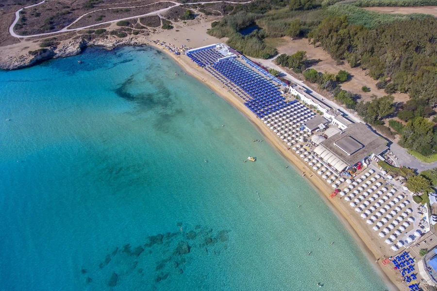 Vue aérienne de la plage de l'hôtel, VOI Arenella Resort