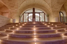 Escalier menant à l'entrée de l'hôtel, Masseria Caselli, Pouilles, Italie