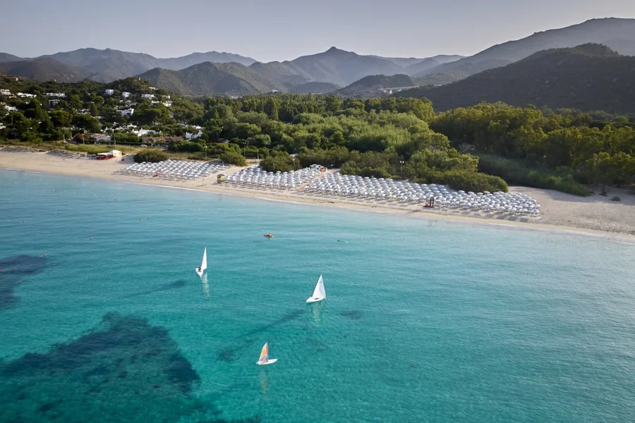 Vue de la plage, Calaserena Resort, Sardaigne, Italie
