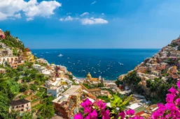 Paysage avec la ville de Positano sur la célèbre côte amalfitaine
