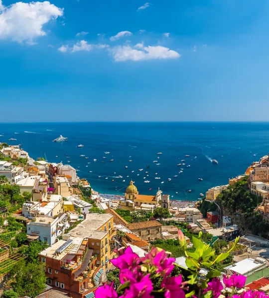 Paysage avec la ville de Positano sur la célèbre côte amalfitaine