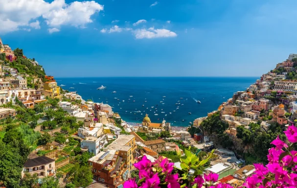 Paysage avec la ville de Positano sur la célèbre côte amalfitaine