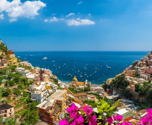 Paysage avec la ville de Positano sur la célèbre côte amalfitaine