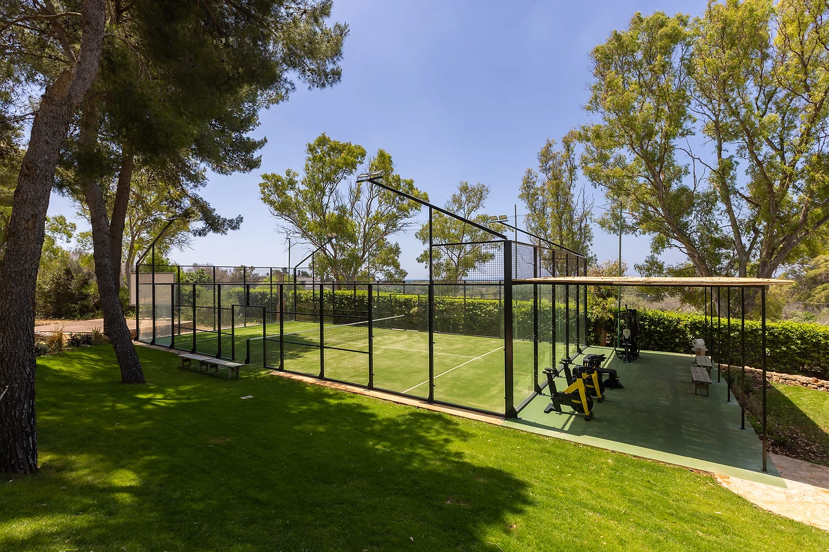 Terrain de tennis et salle de sport en plein air, hôtel Masseria Fontanelle