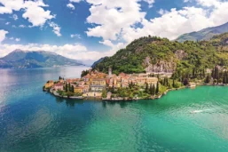 Vue sur la ville de Varenna, au bord du lac de Côme, Lombardie