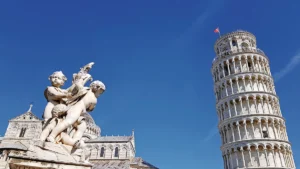 Sculpture et Tour de Pise, place Miracoli, Pise