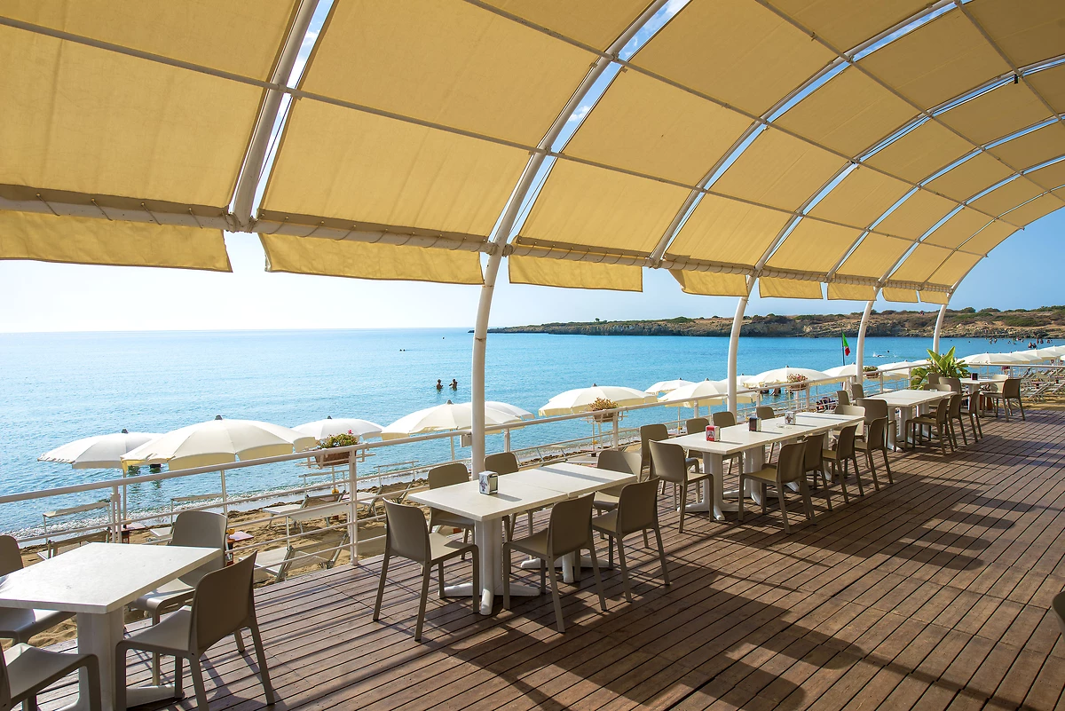 Un des bars de l'hôtel, VOI Arenella Resort