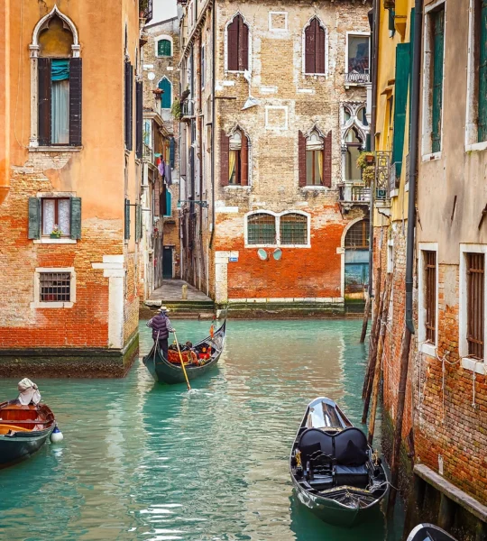 Gondoles dans un canal étroit, Venise