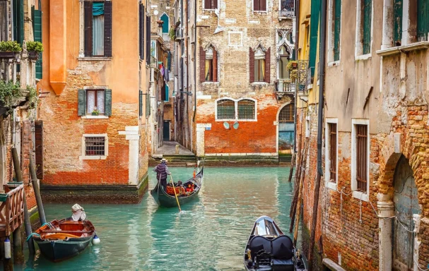 Gondoles dans un canal étroit, Venise