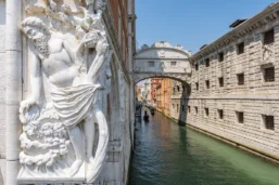 Pont des soupirs entre le Palais des Doges et la prison Prigioni Nuove, Venise