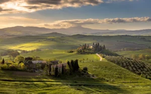Lever du soleil sur la campagne toscane, près de San Quirico d'Orcia, Toscane