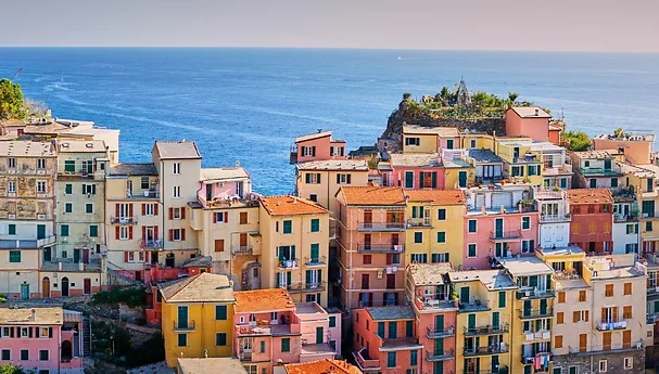 Photo panoramique de la célèbre ville de Manarola aux Cinque Terre