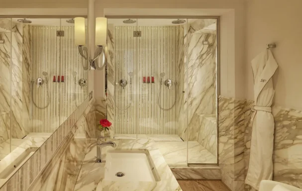 Salle de bain, suite Popolo, Hôtel de Russie, A Rocco Forte Hotel, Rome, Italie