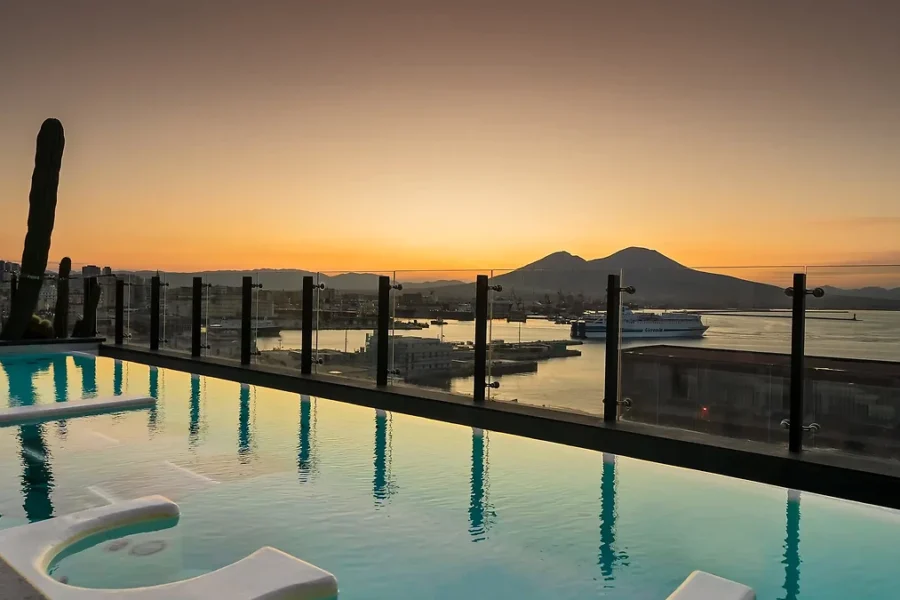 Piscine de l'hôtel, Romeo Napoli