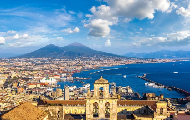 Vue aérienne de Naples et du Mont Vésuve