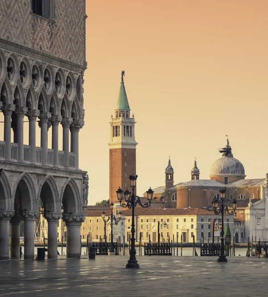 Piazza San Marco avec l'Église San Giorgio Maggiore et la colonne de Saint-Marc, Venise, Italie