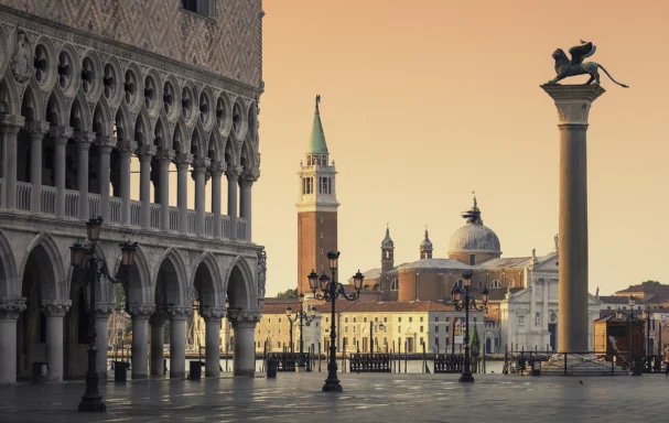 Piazza San Marco avec l'Église San Giorgio Maggiore et la colonne de Saint-Marc, Venise, Italie