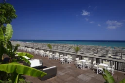 Terrasse donnant sur la plage, UNAHOTELS Naxos Beach Sicilia, Sicile, Italie