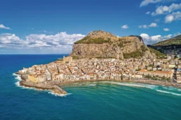 Vue sur la vieille ville de Cefalu, Sicile