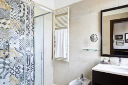 Salle de bain de la chambre supérieure, Hotel Indigo Venice - Sant'Elena, Venise, Italie