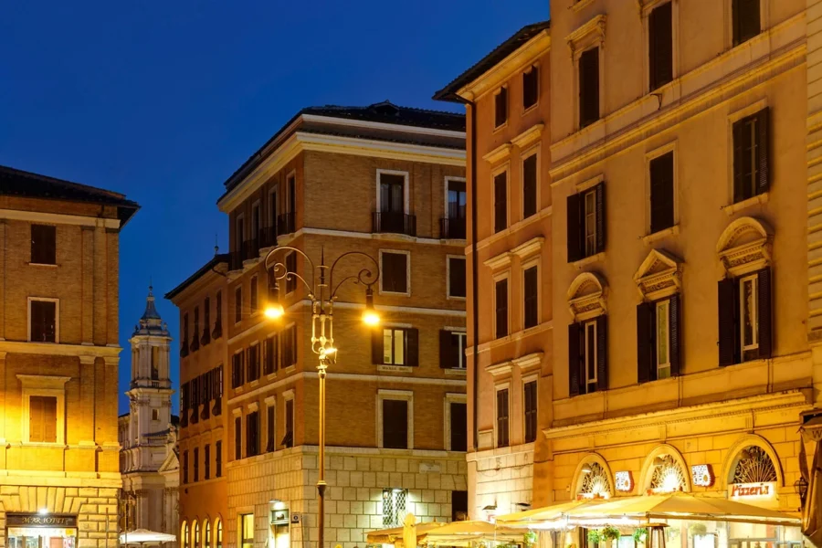 Vue extérieure de l'hôtel de nuit, Borghese Contemporary Hotel