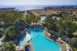 Vue aérienne de la piscine de l'hôtel, VOI Arenella Resort