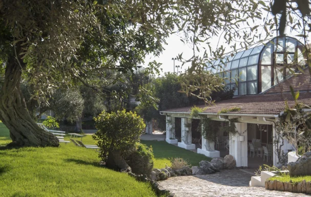 Restaurant vue jardin, Masseria Il Melograno,Monopoli Il Melograno, Pouilles, Italie